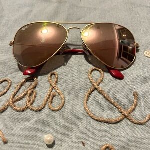 Ray-Ban RB3025 Aviator Large Metal sunglasses gold metal frame & red temple Tips